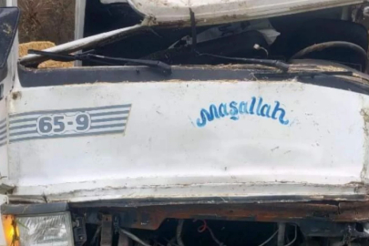 Bursa'da kamyon refüje çarptı