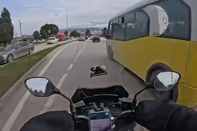 Bursa'da tehlikeli anlar: Otobüs motosikletlinin önüne kırdı