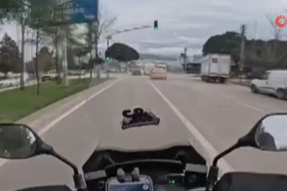 Bursa'da tehlikeli anlar: Otobüs motosikletlinin önüne kırdı