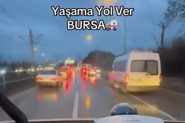 Bursa’da trafik sıkışıklığında ambulansa örnek davranış