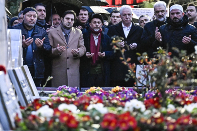 Eski başbakanlardan Necmettin Erbakan kabri başında anıldı