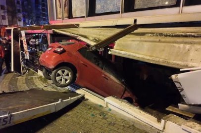 Üsküdar'da kontrolden çıkan otomobil iş yerine daldı