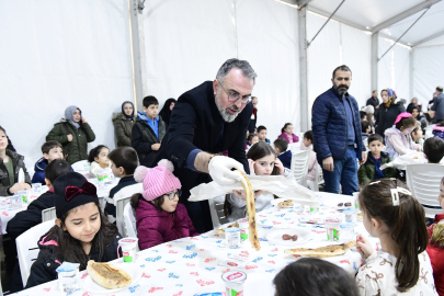 Kestelli çocuklar tekne oruçlarını birlikte açtı