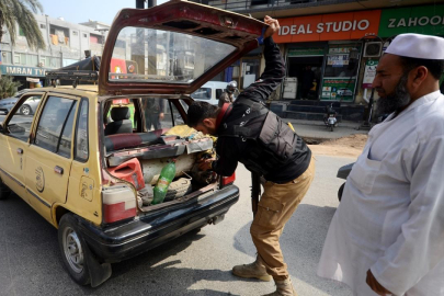 Pakistan'da, Hamaney'in öldürülmesiyle başlayan gösteriler nedeniyle sokağa çıkma yasağı ilan edildi