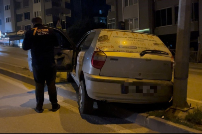 Bursa’da geri geri giden otomobil refüjdeki direğe çarptı