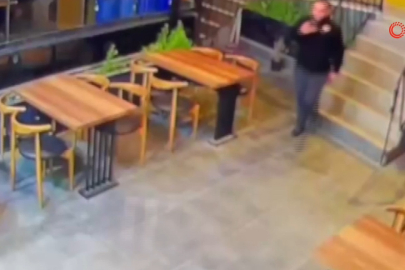 Bursa’da geri geri giden otomobil refüjdeki direğe çarptı