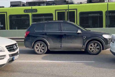 Bursa'da ilginç görüntüler: Aracını sol şeride kilitleyip gitti