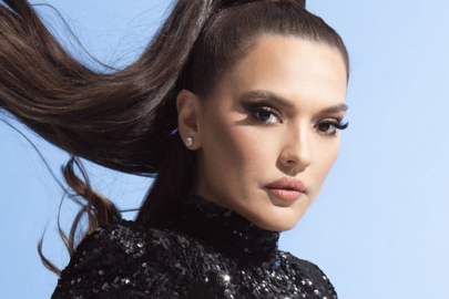 Demet Akalın yeni klibi için sarışın oldu