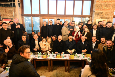 AK Parti Bursa Milletvekili Mustafa Varank, tarihi Abdal Meydanı'nda vatandaşlarla sahur yaptı