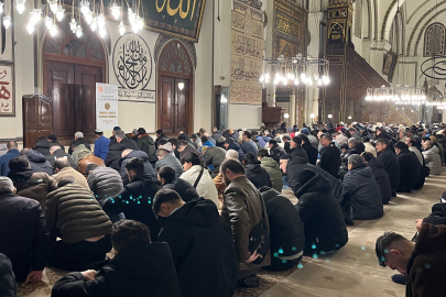 Hafta sonunu fırsat bilen vatandaşlar sabah namazında Ulu Camiye akın etti