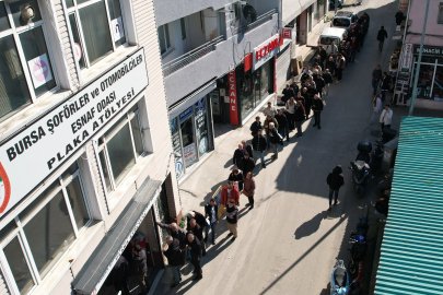 Bursa’da APP plaka izdihamı...Kuyruk sokaklara taştı