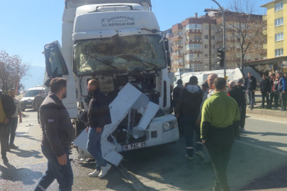 Bursa'da tır, kamyon ve motosiklet birbirine girdi