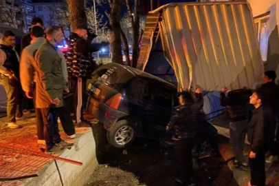 Bursa'da kontrolden çıkan araç apartmanın bahçesine uçtu