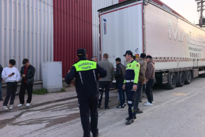 Bursa'da otomobil park halindeki tırın altına girdi: 1 yaralı