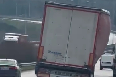 Yok artık! Bursa'da yan giden tır devrilmenin eşiğinden geçti