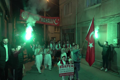 Bursa'da Balkan esintili sahur: Sokak sokak dolaşıp börek topladılar