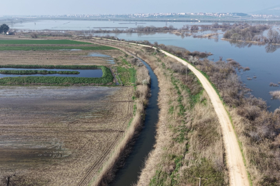 Karacabey’de tarlalar sular altında! Çiftçi ekim için bekliyor