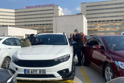 Bursa'da araçta kilitli kalan çocuk cam kırılarak kurtarıldı