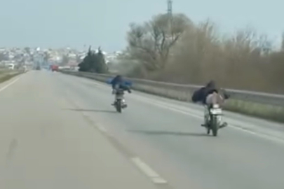 Bursa'da 115 km hızla motosiklet üzerinde uzanarak ilerlediler