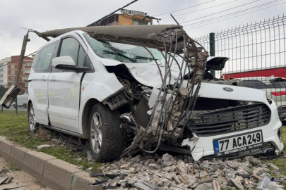 Bursa’da direğe çarpan otomobildeki, 2 kişi yaralandı