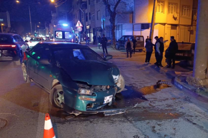 Kontrolden çıkan otomobil direğe çarptı: 3 yaralı