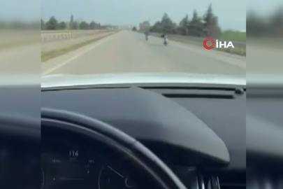 Bursa'da 115 km hızla motosiklet üzerinde uzanarak ilerlediler