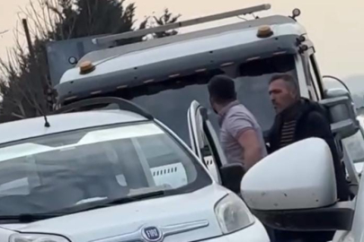Bursa trafiğinde önünü kesip aracına saldırdı!