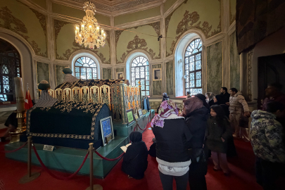 Emirsultan Türbesin’deki sakal-ı şerife ziyaretçi akını