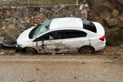 Kontrolden çıkan otomobil istinat duvarına çarptı: 4 yaralı