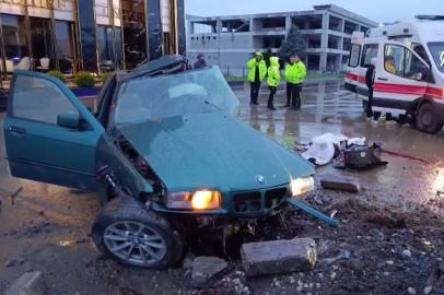 Bursa'da otomobil reklam panosuna çarptı, 1 kişi öldü, 2 kişi yaralandı