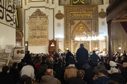 Bursa'da yağmura rağmen camiler doldu taştı