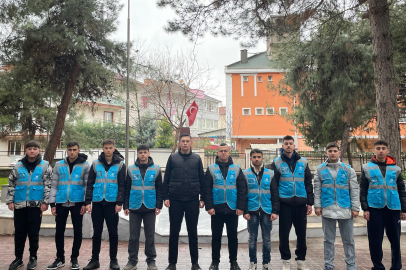 Bursa'da şehitlikte bayram mesaisi: Gençler temizlik yaptı