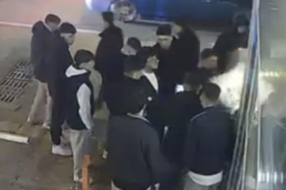 Konuşuyormuş gibi yapıp aniden yumruk attı, ortalık meydan muharebesini aratmadı