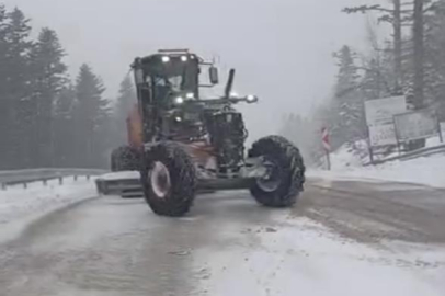 Uludağ’da bayramda kar sürprizi: Yollar beyaza büründü, ekipler seferber oldu