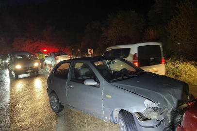 Bursa'da iki otomobil çarpıştı: 1 kişi yaralandı, 11 aylık bebek faciadan döndü