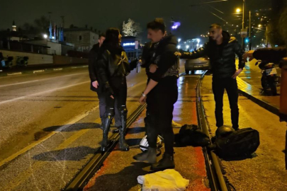 Su birikintisine giren motosikletli yere kapaklandı