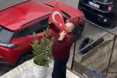 Yerde gördü, öperek yerine astı: İzleyenler duygulandı