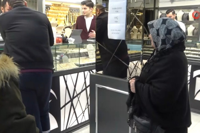 Bursa'da vatandaş akın etti... Kuyumcu çareyi yemin etmekte buldu