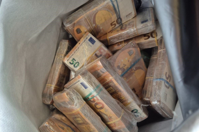 Çikolata dolu çantadan 220 bin Euro çıktı