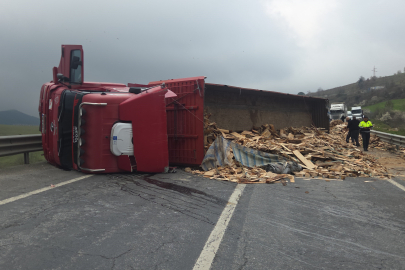 Tır devrildi: Bursa yolu ulaşıma kapandı