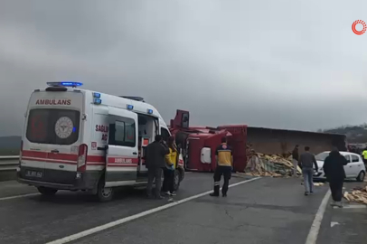 Tır devrildi: Bursa yolu ulaşıma kapandı
