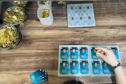 Altın fabrikası talebe yetişmek için fazla mesaide