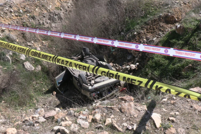 Otomobil şarampole devrildi: 2 ölü, 1 yaralı