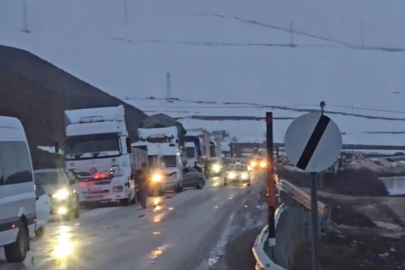Yüksekova-Van kara yolunda heyelan: Ulaşım durdu