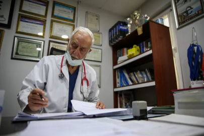 Bursa'da 80 yaşındaki çocuk doktoru pistte madalya peşinde