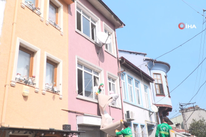 Osmangazi Belediyesi’nden mahalleye temiz hava: Çöp ev boşaltıldı