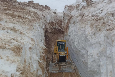 Türkiye'de inanılmaz görüntü! 8 metrelik kar tünelleri arasında ilerlediler