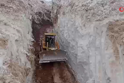 Türkiye'de inanılmaz görüntü! 8 metrelik kar tünelleri arasında ilerlediler