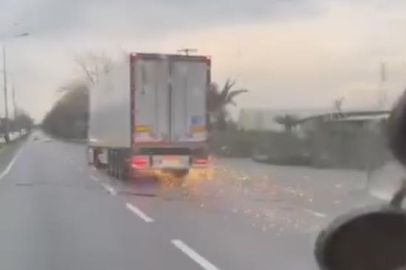 Bursa'da korku dolu anlar, direği deviren TIR olay yerinden kaçtı