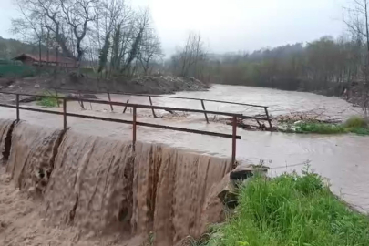 Bursa'da aşırı yağışlar köprüyü trafiğe kapattı